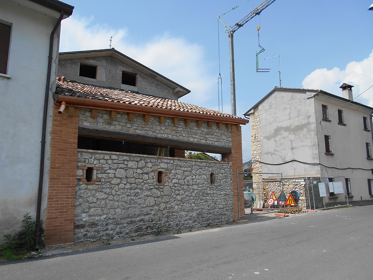 Ristrutturazione di una stalla per ricavo di un portico soppalcato