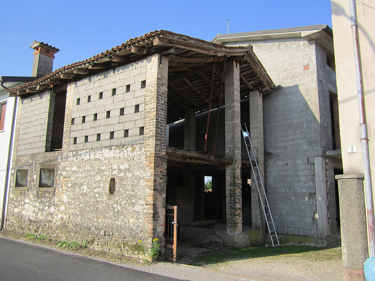 Ristrutturazione di una stalla per ricavo di un portico soppalcato